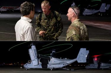 El mayor general de los Marines Kevin J. Jarrard, conversa con autoridades venezolanas.