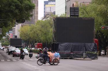 CIUDAD DE MÉXICO, 02JULIO2026.- Pantallas gigantes fueron colocadas entre las jardineras de Avenida Reforma para la proyección del próximo partido de la Selección Mexicana e Inglaterra correspondiente a la Copa del Mundo 2026.FOTO: GRACIELA LÓPEZ/CUARTOSCURO.COM