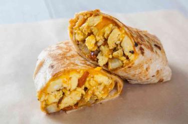 Burrito de huevo y papa hash brown