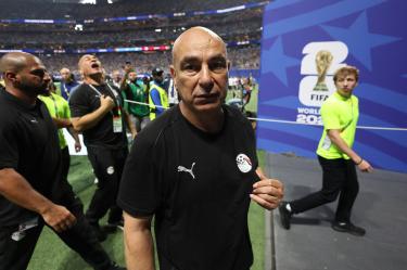 Hossam Hassan encaró a un fotógrafo y lanzó escupitajos en reacción a la bandera de Israel en la tribuna.