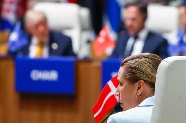 Mette Frederiksen, primera ministra de Dinamarca, al fondo Donald Trump, durante la cumbre OTAN 2026.