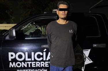 Además, al sujeto se le investiga por una serie de atracos a tiendas de conveniencia y una farmacia.