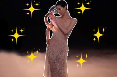 Iris van Herpen presentó Helix Nebula, considerado el primer vestido de plasma de la historia.