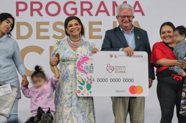 Al término del evento se realizó la entrega simbólica de apoyos económicos a familias beneficiarias