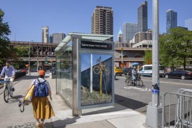 Las 12 fotografías del artista visual Gabriel Orozco se instalaron en 300 marquesinas de autobús en las ciudades de Nueva York, Chicago y Boston.