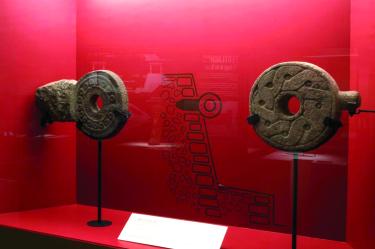La muestra incluye piezas arqueológicas como cuchillos de sacrificio, esferas de piedra e instrumentos musicales minuatura.
