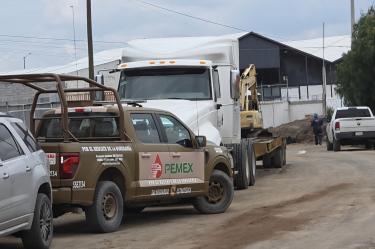 Pemex informó que las conexiones irregulares fueron aseguradas y cerradas, mientras continúan las labores para contener la fuga.