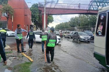 Personal de la Secretaría de Gestión Integral del Agua (Segiagua) trabaja con maquinaria pesada para controlar ambas fugas