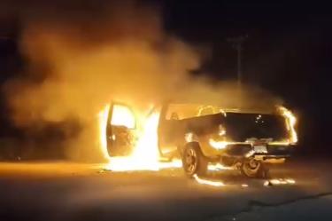 Autoridades localizaron una camioneta incendiada sobre la carretera Zinapécuaro-Álvaro Obregón y un narco bloqueo con un tráiler en la ruta Ciudad Hidalgo–Queréndaro.
