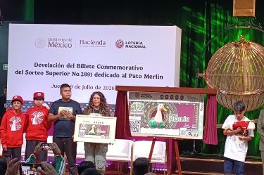 Este jueves 09 de julio de 2026 se llevó a cabo la ceremonia de develación del billete conmemorativo del Sorteo Superior No. 2891 dedicado al pato Merlín. El Teatro de la Lotería Nacional, ubicado en avenida Hidalgo 130, colonia Guerrero, recibió a su invitado de honor y su familia.
