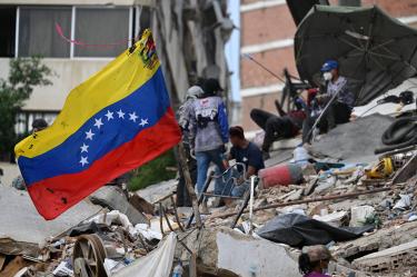 Familiares siguen esperando noticias de personas desaparecidas entre los escombros.
