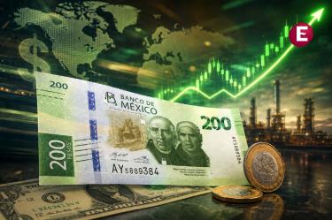 Billete de 200 pesos mexicanos y monedas sobre un dólar estadounidense, con un gráfico financiero verde al alza y una planta industrial de fondo.