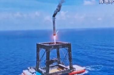 El modelo chino emplea cuatro ganchos de aterrizaje que permiten capturar el cohete mediante una red suspendida sobre una plataforma marítima.