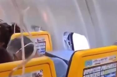Un avión de Ryanair regresa de emergencia tras desprenderse una ventanilla. Pasajeros vivieron momentos de terror por la descompresión en el aire.