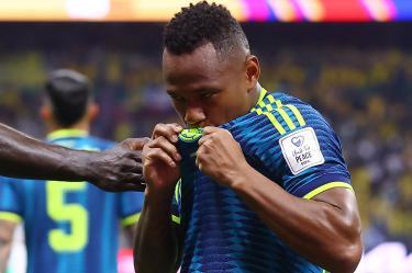 Jáminton Campaz besa escudo de Colombia en la cancha del Estadio Ciudad de México.
