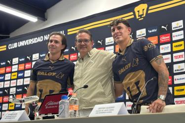 Antonio Sancho, vicepresidente deportivo de Pumas, presentó oficialmente a Sebastián Córdova y Cristian Calderón como refuerzos.