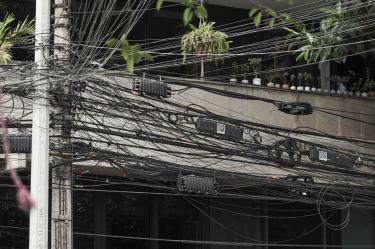 CIUDAD DE MÉXICO, 13MARZO2026.- Continúan marañas de cables en calles de la ciudad; en la calle Río Ebro, en la alcaldía Cuauhtémoc, se observa gran cantidad de cableado en desuso que permanece en postes y fachadas. Instalaciones que generan contaminación visual y representan un posible riesgo por caídas o incendios, pese a que existen acuerdos recientes para su retiro y el soterramiento progresivo del cableado. FOTO: CAMILA AYALA BENABIB / CUARTOSCURO.COM