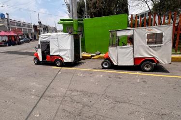 Autos de golf son utilizados como alternativa en zonas en las que no llega el transporte público.