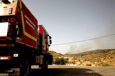 Vehículo de emergencia en la zona del incendio en Almería, España.