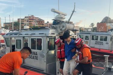 La Semar evacuó a un turista enfermo en Cabos San Lucas, BCS, tras sufrir convulsiones; fue trasladado a un hospital para atención médica especializada.