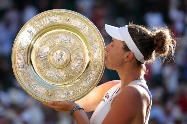 Linda Noskova se corona en Wimbledon 2026 al imponerse a la checa -su compatriota- Karolina Muchova.