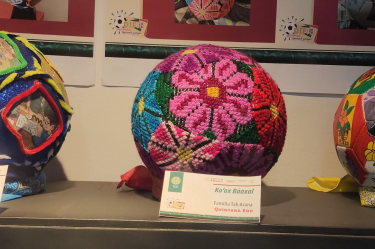 El Metro exhibe 42 balones decorados con técnicas artesanales en Pino Suárez como parte del Mundial Social 2026