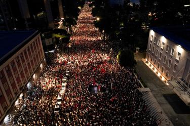 Manifestantes cuestionan la transparencia del gobierno albanés por un proyecto turístico de 4 mil 600 millones de dólares.