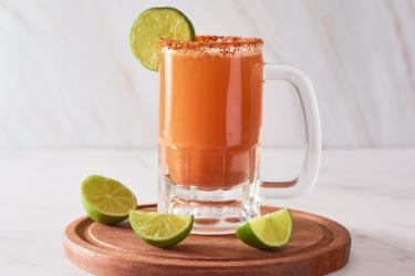 Una michelada tradicional en un tarro.