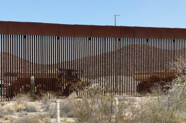 Excélsior constató el avance en la construcción del segundo muro y como los trabajos se desarrollan a todas horas, sin parar.