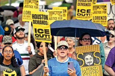 Protestas en Houston contra el ICE tras muerte de mexicano.