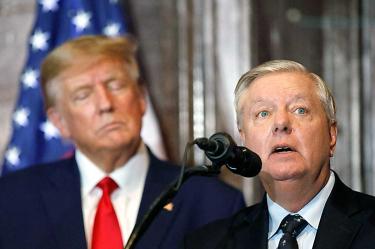 Lindsey Graham, senador de EU y, al fondo, Donald Trump.