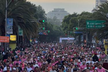 Miles de corredores llenaron de color las calles de la capital durante el Medio Maratón de la Ciudad de México, una competencia que reunió a cerca de 35 mil participantes y volvió a consolidarse como una de las grandes fiestas deportivas del país.