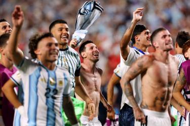 Soccer Football - FIFA World Cup 2026 - Quarter Final - Argentina v Switzerland - Kansas City Stadium, Kansas City, Missouri, U.S. - July 11, 2026 Argentina's Lionel Messi and teammates celebrate after the match as Argentina qualify for the semi final stage of the World Cup REUTERS/Amanda Perobelli     TPX IMAGES OF THE DAY