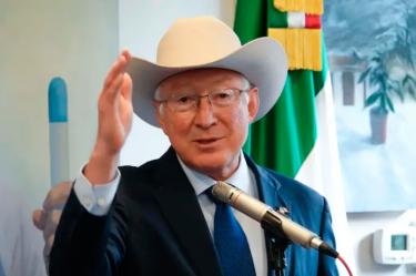 El exembajador Ken Salazar