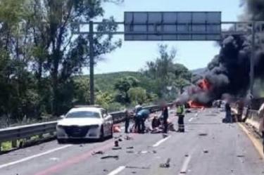 Al menos 16 muertos deja tractocamión tras choque múltiple en la autopista Guadalajara–Tepic