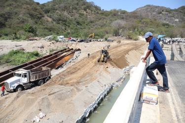La SICT explicó que por instrucciones de la presidenta Claudia Sheinbaum -de 2027 a 2030- se invertirán anualmente 5 mil 999 millones de pesos en el rubro de caminos artesanales.