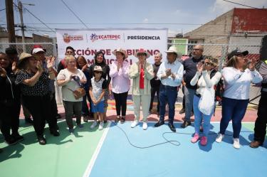 La alcaldesa Azucena Cisneros Coss inauguró obras de repavimentación y una cancha rehabilitada en Ecatepec.