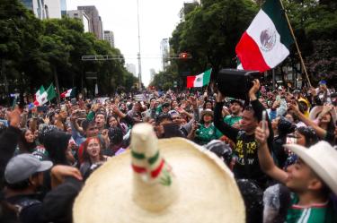 Los elementos de la SSC, en coordinación con autoridades de Gobierno de la Ciudad de México, retiraron y destruyeron bebidas alcohólicas en latas y envases de vidrio.