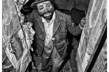El conjunto donado por Carlos Contreras de Oteyza incluye la reconocida serie 'El Circo de Bibis', compuesto por fotografías que captó en los años 80 y que retratan la realidad de un humilde circo itinerante de barrio, liderado por el payaso Bibis.