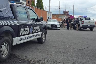 Un hombre logró escapar de un grupo de estafadores que lo intentaban despojar del dinero que llevaba para comprar un auto; durante la persecución resultó herido en un brazo.