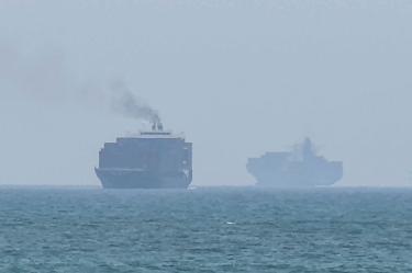Buques de carga fondeados cerca del estrecho de Ormuz