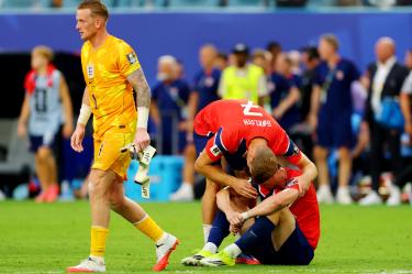 Alexander Sorloth fue cuestionado en Noruega por una acción en la que no cedió un pase a Erling Haaland, que hubiera podido ser el 2-0 de Noruega en este momento ante Inglaterra.