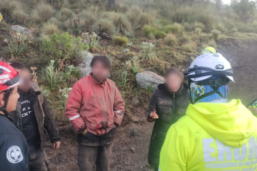 Policías sectoriales en coordinación con uniformados de la Policía Auxiliar y paramédicos del ERUM, establecieron un dispositivo de búsqueda para hallarlos.