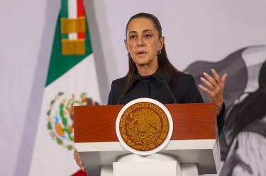 Fotografía de la Presidenta Claudia Sheinbaum en conferencia matutina, acompañada de una cita donde asegura que su gobierno no participó en el nuevo informe de la CNDH sobre el caso Ayotzinapa.