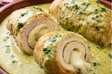 Sencillos rollitos de pollo en salsa poblana, una receta muy mexicana