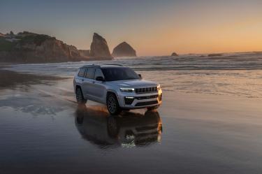 Jeep Grand Cherokee 2026 evoluciona con un diseño robusto y auténtico.
