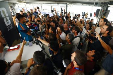 Álex Baena atendió a los medios de comunicación en la zona mixta del Estadio de Dallas, con miras a su juego del martes ante la Selección de Francia.