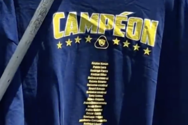 La playera conmemorativa trae los nombres de los jugadores del torneo pasado.