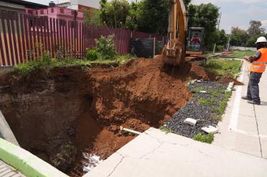 En coordinación con la Secretaría de Gestión Integral de Riesgos y Protección Civil se aseguró la zona ubicada en el Deportivo Gertrudis Sánchez y se mantiene el acordonamiento en el sitio.