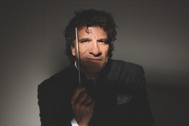 El director de orquesta Giancarlo Guerrero dirigirá a la Sinfónica de Minería los días 18 y 19 de julio.